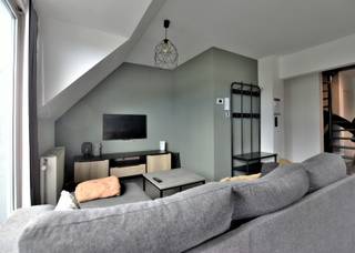 <p><span>Instapklaar duplex appartement (97 m²) in rustige omgeving nabij centrum Appels</span></p><p><span> </span></p><p><span>Op zoek naar een ruim en lichtrijk appartement met alle comfort? Dit verzorgde duplex appartement van </span><span>97 m²</span><span> bevindt zich in een rustige omgeving, op korte afstand van het centrum van Appels, en is volledig instapklaar.</span></p><p><span>Bij het betreden van het appartement komt u terecht in de ruime woon- en leefruimte met veel natuurlijke lichtinval. De open keuken sluit naadloos aan op de leefruimte en biedt een aangename woonbeleving. Achter een praktische schuifwand bevinden zich de condensatieketel HR-top (2017) en extra bergruimte, ideaal voor onder meer een losse vaatwasser en bijkomende opslag.</span></p><p><span>Op de duplexverdieping vindt u twee volwaardige slaapkamers en een verzorgde badkamer. De grootste slaapkamer (3de verdieping) is bovendien uitgerust met airconditioning, wat zorgt voor extra comfort tijdens warme zomerdagen.</span></p><p><span> </span></p><p><span>Extra troeven:</span></p><ul><li><span>Lift</span><span> in het gebouw </span></li><li><span>Inclusief </span><span>buitenberging</span><span> (ideaal voor fietsen, materiaal of extra stockage) </span></li><li><span>Ruime parkeermogelijkheden voor de deur </span></li><li><span>Mogelijkheid tot overname van meubels</span><span> </span></li><li><span>Lage gemeenschappelijke kosten: </span><span>60/maand</span><span> </span></li><li><span>EPC B-label</span><span> score van slechts </span><span>138 kWh/m² jaar</span><span> </span></li></ul><p><span> </span></p><p><span>Een ideale woonst voor wie op zoek is naar ruimte, comfort en een rustige ligging met een uitstekende bereikbaarheid. </span><span>Beschikbaar onmiddellijk of in overleg.</span></p><p><span>Interesse? Neem gerust contact op voor meer informatie of een bezoek ter plaatse.</span></p><p><span> </span></p><p><span>Contact T. 052 55 55 55 - <span>info@immotwins.be</span></span><span> - <span>www.immotwins.be</span></span><span> </span></p>