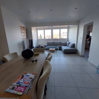 Dit appartement is gelegen op de eerste en tweede verdieping:  1eV: Hal, toiletruimte met technische hoek (aansluiting voor WM&amp;DK en cv-ketel), ruime leefruimte, ingerichte keuken en 1 slaapkamer. 2eV: Nachthal, 2 slaapkamers en douchekamer. 3 maanden huurwaarborg. Beschikbaar vanaf januari 2026. Geen huisdieren.