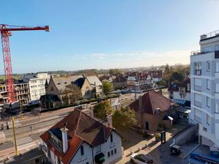 <p><strong>Résidence OLD FISHER</strong> : au 5ᵉ étage, superbe appartement entièrement rénové et meublé avec goût, alliant style, confort et emplacement idéal à Westende-bains. Le séjour ensoleillé bénéficie d’une magnifique lumière naturelle l’après-midi et offre une vue dégagée sur les charmantes villas côtières ainsi que sur la pittoresque place des Portiques. La cuisine ouverte, entièrement équipée avec des appareils modernes, est parfaite pour ceux qui aiment cuisiner dans une atmosphère conviviale. La salle de bain, rénovée avec soin, dispose d’une douche élégante, d’un meuble lavabo avec miroir éclairé et d’un raccordement pour machine à laver. La chambre, située à l’arrière, garantit calme et tranquillité pour des nuits paisibles. Dès l’entrée, une armoire de rangement pratique fait office de vestiaire. La toilette est séparée. Tout a été refait : châssis de fenêtres, sols, électricité, avec une conformité électrique selon les normes en vigeur. Atout supplémentaire : quatre emplacements de parking communs sont à disposition et son exclusivement réservés aux propriétaires de l’immeuble.</p>
<p> </p>