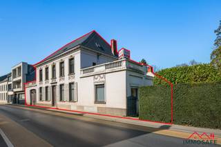 <p><span><strong>Charmant wonen met kasteelallures in Berlare</strong></span></p><p><span>Welkom in deze uitzonderlijke eigendom aan Dorp 73. Dit U-vormig erfgoedpand , voormalig herenhuis met koetshuis, combineert karakter, ruimte en mogelijkheden op een topligging in de groene omgeving nabij Donkmeer en Kalkense Meersen.</span></p><ul><li><p><span>Authentiek zomerhuis met booggewelf</span></p></li><li><p><span>Ruim koetshuis, ideaal voor praktijk of kantoor</span></p></li><li><p><span>Hoogwaardige materialen en stijlvolle afwerking</span></p></li><li><p><span>Vernieuwd en geisoleerd dak</span></p></li><li><p><span>Aansluitend parkgebied (1 ha optioneel aan te kopen)</span></p></li><li><p><span>Absolute privacy in het centrum</span></p><p> </p></li></ul><p>Maak een afspraak voor bezichtiging via Dries@immosafe.be of 0497 92 15 24</p><p><span><strong>Indeling:</strong></span><br /><span>Royale inkom- en traphal, lichtrijke leefruimte met zicht op tuin en park, afgewerkt met eiken parket. Grote keuken met originele tegels en keldertoegang. Multifunctionele voorruimte (bureau/vergaderzaal).</span><br /><span>Verder: zomerhuis met tweede keuken en sanitair, slaapkamer met ensuite badkamer, 3 extra slaapkamers en art-deco badkamer. In te richten zolder met vaste trap. Renovatie te voorzien om energetische upgrade te maken.</span><br /><span>Grote loods links en mogelijkheid tot extra oprit rechts.</span></p><p><span><strong>Buiten:</strong></span><br /><span>Prachtige tuin met karaktervol hekwerk, perfect voor stijlvolle events of rustig genieten.</span></p><p><span>Een unieke eigendom met uitstraling en eindeloze mogelijkheden. Kom deze unieke plek zelf ervaren, want sommige woningen moet je niet alleen zien, maar vooral voelen.</span></p>