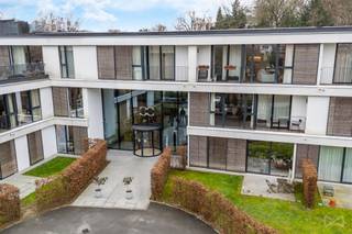 Ideaal gelegen in het centrum van La Hulpe, in de serviceflatresidentie Le Cénacle, biedt dit éénslaapkamerappartement een comfortabele,...