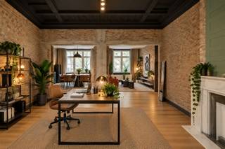 <p>144 m² woonruimte, authentieke bakstenen muren, warme houten vloeren en een flinke dosis karakter. Dit Antwerpse appartement heeft die bijzondere industriële uitstraling die je niet elke dag tegenkomt.</p><p>De ruwe bakstenen muren zetten meteen de toon. Ze geven het interieur een stoere, stedelijke sfeer, terwijl de grote ramen het daglicht royaal binnenlaten. De leefruimtes voelen open en ruim aan, met een mooie balans tussen originele materialen en hedendaags comfort.</p><p>De open woonkeuken vormt een centrale plek in het appartement. Strakke keukenkasten, moderne toestellen ( vaatwas, ijskast, diepvries en oven ingebouwd) en warme materialen zorgen voor een stijlvol contrast met de authentieke bakstenen. De eetruimte en zithoek sluiten mooi op elkaar aan. Hier is plaats om uitgebreid te tafelen, vrienden te ontvangen of gewoon lekker thuis te zijn.</p><p>Met drie ruime slaapkamers biedt het appartement heel wat vrijheid. Van een gezellige master bedroom tot een creatieve werkplek of logeerkamer: de indeling laat verschillende invullingen toe.</p><p>Ook de twee badkamers passen perfect bij het karakter van de woning. Modern afgewerkt, met strakke lijnen, zwarte accenten en een stijlvolle inloopdouche.</p><p>De ligging in Antwerpen maakt het plaatje compleet. Winkels, horeca en het bruisende stadsleven liggen binnen handbereik.</p><p>**144 m² | 3 slaapkamers | 2 badkamers**</p><p>Een eigenzinnig stadsappartement waar ruimte, authentieke details en modern wooncomfort samenkomen.</p><p>Rechtstreeks te koop van eigenaar, bel ons gerust voor een bezichtiging in te plannen 0456 83 87 68<br /> </p>