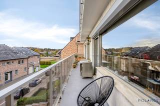 Bezoekdag dinsdag 16/12, plan uw bezoek via www.polares.eu <br /><br />In een rustige straat in Bierbeek vindt u dit ruime en goed onderhouden appartement met een bewoonbare oppervlakte van 156 m². Gelegen op de tweede verdieping van een kleinschalig gebouw met lift, biedt deze woning bijzonder veel licht en ruimte.<br /><br />De grote leefruimte is een echte troef, met brede raampartijen die zorgen voor een aangename lichtinval. Daarnaast zijn er vier volwaardige slaapkamers, wat dit appartement uitermate geschikt maakt voor een gezin of voor wie extra ruimte zoekt voor bureau of hobby.<br /><br />Het appartement beschikt verder over een private kelder en een garagebox met automatische kantelpoort. De garagebox is verplicht mee aan te kopen aan 30.000 euro, bovenop de vraagprijs van 365.000 euro.<br /><br />Met een gunstig EPC-label B is dit een energiezuinige woning, wat zich vertaalt in een lagere energiefactuur.<br /><br />De ligging combineert rust met een vlotte bereikbaarheid: op korte afstand van Leuven en met goede verbindingen naar de omliggende gemeenten.<br />Interesse? Plan uw bezoek in via onze website www.polares.eu