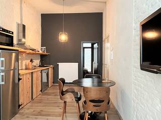 Gemeubeld appartement met 1 slaapkamer op 't Eilandje! Je wandelt het appartement binnen in de woonkamer met open keuken. De woonkamer is voorzien...