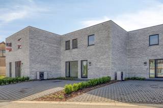 Gelegen op een swing van de Winge Golf en Country Club, vlakbij het Gouden Kruispunt en alle belangrijke invalswegen, zijn wij verheugd,...