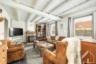 Deze gezellige woning aan de rand van het dorp Broechem, ligt op een groot perceel van 1192m2. We betreden de eigendom via de zijpoort (+-10jaar)...