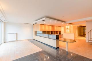 Dit instapklare handelspand/kantoor is gelegen op de Grote Markt en is ideaal voor een kantoor, showroom of dienstverlenende activiteit.Het pand is...