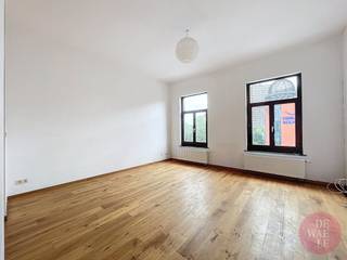Cet appartement est situé au 2ème étage d'un immeuble sur le Boulevard d'Anvers à Bruxelles. Il offre un espace de vie confortable avec un...