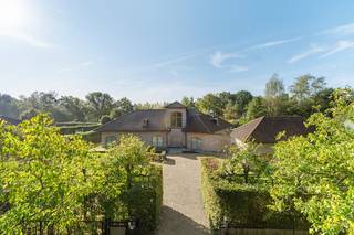 Deze ruime villa combineert een idyllische ligging met een uitstekende bereikbaarheid. Gelegen in een residentiële wijk, wandel je zo de Netevallei in. Zowel het centrum van Herentals als dat van Kasterlee zijn vlot bereikbaar, en de E313 en E34 liggen op slechts 10 km afstand.De villa is volledig gerenoveerd in 2007 en biedt een bewoonbare oppervlakte van maar liefst 475 m². De woning beschikt over een massief parket in de leefruimtes en slaapkamers, 6 slaapkamers (waarvan 3 master bedrooms) en 5 badkamers, waarvan 2 met jacuzzi. Geniet van de rust met een saunacabine en een surround sound systeem.De lichtrijke woonkamer met doorkijkhaard geeft een prachtig uitzicht op de zuidgerichte tuin. De keuken is volledig uitgerust en sluit aan op het grote terras in blauwe hardsteen. De villa heeft een grote kelder met een aparte wijnkelder. Parkeren is eenvoudig dankzij een apart garagegebouw en extra parkeerplaatsen voor 4 wagens. De omheinde tuin met diverse terrassen en waterpartijen biedt volledige privacy en is eveneens toegankelijk via de Eerselingenstraat.Kortom, deze villa is een topaanbieding voor mensen op zoek naar een instapklare villa op een schitterende locatie in het groen, met alle privacy, een zee aan ruimte en met een mooi aangelegde tuin.