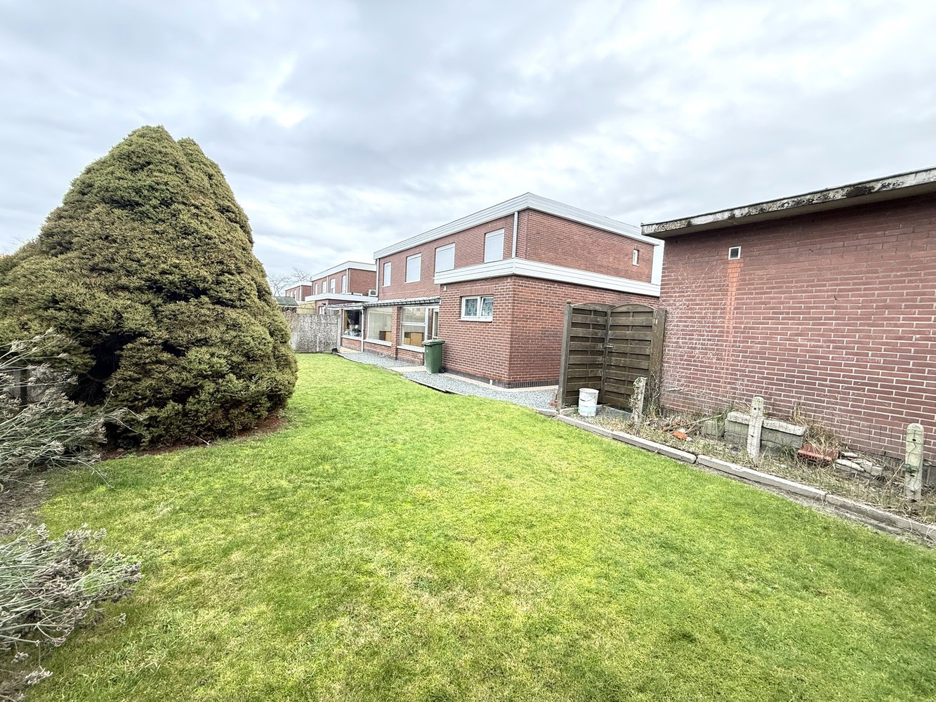 Half open bebouwing met 3 slaapkamers en garage, gelegen in een rustige woonwijk op 277m² - foto 2