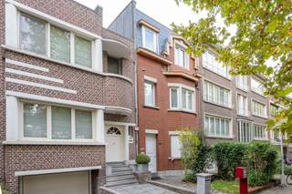 Opbrengsteigendom nabij het Rivierenhof.Het gebouw verkeert in een uitmuntende staat van onderhoud en bestaat uit drie appartementen met telkens één...