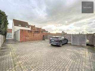Deze ruime eigendom, nabij het centrum van Desselgem, biedt zeer veel mogelijkheden.Op het gelijkvloers bevindt zich een handelsruimte met bureel en...