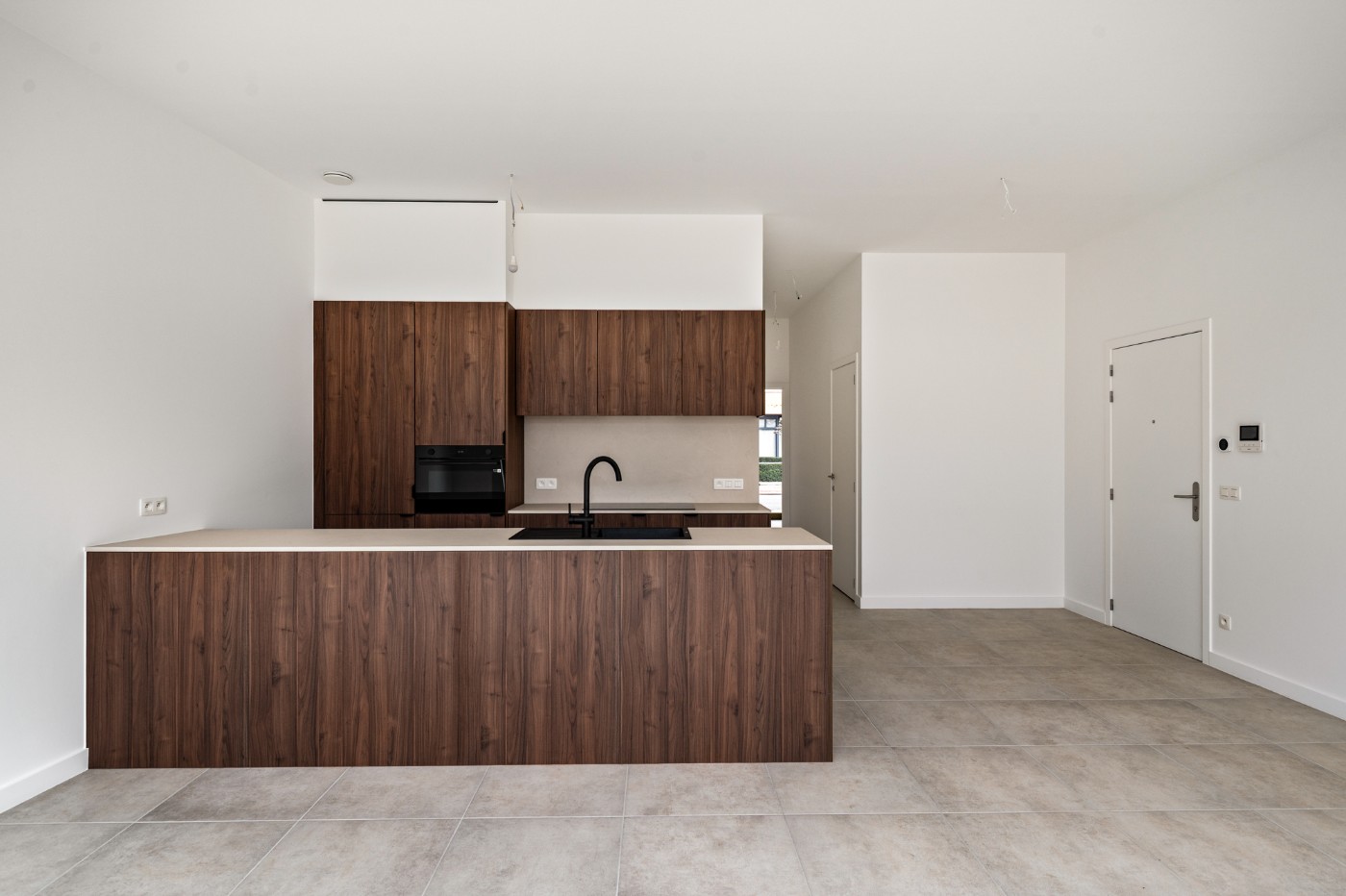 Ruim en licht nieuwbouw app. op de gelijkvloerse verdieping met 2 slpk., tuintje en garagebox - foto 4