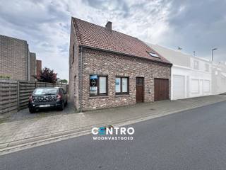 Degelijke woning te Bekegem met 3 ruime slpks, garage, oprit én ZUIDgerichte tuin!<br /><br /><strong>INDELING:<br /><u><em>Gelijkvloers:</em></u></strong><br />Inkomhal - ruime living - ingerichte open keuken (O.a. met gasfornuis, dampkap, oven, microgolfoven en frigo) - wasplaats - garage (met bijhorende berging) - oprit - tuin met ZUIDgericht terras.<br /><br /><u><em><strong>Eerste verdieping:</strong></em></u><br />Ruime nachthal - badkamer (O.a. met lavabo, toilet en ligbad met geïntegreerde douche) - 3 RUIME slaapkamers.<br /><br /><u><em><strong>Tweede verdieping:</strong></em></u><br />Zolder.<br /><br /><u><strong>Opmerkingen:<br />- Energielabel B!</strong></u><br />- ROLLUIKEN aanwezig!<br />- Recente CV-installatie op aardgas.<br />- DUBBELE beglazing aanwezig.<br />- Ruime parking op wandelafstand.<br />- Momenteel verhuurd voor € 945,-/maand.<br /><br />Degelijke woning te Bekegem (Ichtegem), geschikt voor jonge gezinnen, alsook als opbrengsteigendom! Aarzel zeker niet om ons te contacteren voor een bezoek ter plaatse: 050/70.01.02 - info@centro.be.