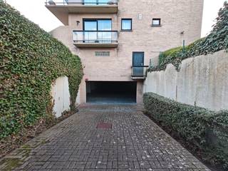 Gesloten garagebox te koop in de residentie Brem II. De garage is gelegen op het gelijkvloers en is vlot toegankelijk. Afmetingen:  * Diepte: 5m71 *...