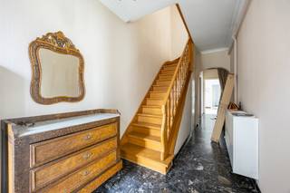 Deze aangename woning is op korte afstand gelegen van het centrum Beerse. Winkels, scholen, horeca en dagelijkse voorzieningen zijn vlot bereikbaar, terwijl ook de belangrijkste verbindingswegen gemakkelijk toegankelijk zijn. <br /><br />De woning beschikt over een bewoonbare oppervlakte van ca. 145 m². Op het gelijkvloers bevinden zich een inkomhal, een aangename leefruimte met aansluitend de keuken, een praktische wasplaats achteraan en een badkamer met ligbad en een apart toilet. <br /><br />Op de verdieping zijn er 3 slaapkamers en een extra ruimte van ca. 5,50 m². <br /><br />De zolder is voorzien van een raam en biedt bijkomende opbergmogelijkheden en potentieel voor een uitbreiding. Verder is er een kelder aanwezig.<br /><br />Achteraan geniet de woning van een terras. Verder beschikt het perceel over een garage en een autostaanplaats, wat zorgt voor comfortabele parkeermogelijkheden.<br /><br />De woning heeft EPC-label E en valt onder de renovatieverplichting. Er is reeds een condenserende gasketel aanwezig. Dit pand is onderworpen aan de renovatieverplichting van de Vlaamse overheid voor residentiële gebouwen (behoudens bij sloop binnen 5 jaar na de aankoop). Consulteer voor meer informatie de website van het Vlaams Energie- en Klimaatagentschap via https://www.vlaanderen.be/een-huis-of-appartement-kopen/renovatieverplichting-voor-residentiele-gebouwen.<br /><br />Troeven: <br />• Ca. 145 m² bewoonbare oppervlakte<br />• 3 slaapkamers + extra ruimte van ca. 5,50m²<br />• Zolder met uitbreidingsmogelijkheden<br />• Garage en autostaanplaats<br />• Centrale ligging nabij het centrum van Beerse