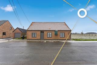 Deze open bebouwing is centraal gelegen in Klerken en bevindt zich op een mooi en ruim perceel van maar liefst 1.551 m². De woning is volledig gelijkvloers en heeft een bewoonbare oppervlakte van 136 m², wat zorgt voor een praktische en comfortabele indeling.<br /><br />De woning beschikt over drie volwaardige slaapkamers en een recent vernieuwde badkamer. De leefruimte sluit aan op maar liefst twee veranda’s, waarvan één recent werd aangebouwd. Deze zorgen voor extra leefruimte en een mooie verbinding met de tuin, ideaal om het hele jaar door te genieten van licht en groen.<br /><br />Een extra troef is de ruime zolder, die de mogelijkheid biedt om extra kamers of hobbyruimtes te creëren, ideaal voor wie nood heeft aan extra slaapkamers, een bureau of speelruimte.<br /><br />Daarnaast is de woning uitgerust met zonnepanelen, wat bijdraagt aan een energiezuiniger verbruik.<br /><br />Vooraan de woning bevindt zich een garage, en achteraan in de tuin zijn er nog twee extra garages, perfect voor extra opslag, hobbyruimte of meerdere voertuigen.<br /><br />De grote tuin biedt tal van mogelijkheden en combineert ruimte met privacy, terwijl de centrale ligging zorgt voor een vlotte bereikbaarheid.