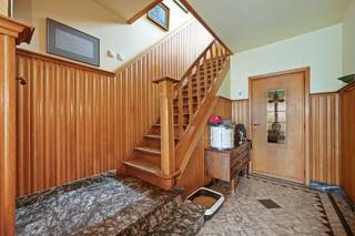 <p>Cette propriété exceptionnellement spacieuse de plus de 300 m² à Kessel-Lo a été aménagée de manière optimale et offre pas moins de 5 chambres, de nombreux espaces de rangement, un garage intégré ainsi qu’un agréable jardin de ville.</p>
<p>Dès l’entrée, le hall d’entrée authentique attire immédiatement l’attention et confère à la propriété une atmosphère chaleureuse et pleine de caractère. Celui-ci donne accès au vaste espace de vie, qui bénéficie d’une belle luminosité naturelle et offre de nombreuses possibilités grâce à ses généreuses dimensions. La cuisine se trouve dans le prolongement de l’espace de vie, tandis qu’une pièce multifonctionnelle unique en duplex apporte encore davantage de flexibilité. Le bureau bénéficie également d’un accès direct à la cave.</p>
<p>La grande cave offre un espace pratique exceptionnel. Outre une place de stationnement, elle comprend plusieurs espaces de rangement ainsi qu’une buanderie équipée d’un lavabo et d’une baignoire.</p>
<p>Le premier étage comprend deux chambres spacieuses, une salle de bains et un WC séparé. Le deuxième étage offre encore davantage de possibilités d’aménagement, avec une salle de douche, une chambre donnant accès à une terrasse, ainsi que deux chambres supplémentaires disposant chacune d’une mezzanine. Grâce à cette disposition pratique et modulable.</p>
<p>L’espace extérieur est tout aussi agréable. La propriété dispose d’un joli jardin de ville avec terrasse couverte, offrant un endroit convivial pour profiter de l’extérieur sans nécessiter beaucoup d’entretien.</p>
<p>Plusieurs améliorations techniques importantes ont déjà été réalisées. L’étage supérieur a été rendu plus spacieux grâce à une nouvelle configuration et à une nouvelle structure de toiture avec lucarne. Toutes les fenêtres ont également été remplacées et 8 panneaux solaires ainsi qu’une batterie domestique ont récemment été installés.</p>
<p>Autre atout : il est possible d’acquérir un garage spacieux supplémentaire au prix de 40 000 €. Une opportunité intéressante pour toute personne à la recherche d’un espace de stationnement ou de rangement supplémentaire.</p>
<p>En résumé : une maison exceptionnellement spacieuse avec 5 chambres, des éléments de caractère, une disposition pratique, de nombreux espaces de rangement, un jardin de ville et une excellente situation à proximité de Leuven. Une propriété offrant de nombreuses possibilités à ceux qui souhaitent combiner espace et confort avec une situation centrale.</p>
<ul>
<li>Excellente situation à Kessel-Lo, à proximité de Leuven, des principaux axes routiers, des écoles, de la gare et des commerces</li>
<li>Grande propriété avec une disposition pratique et bien pensée</li>
<li>5 chambres à part entière, salle de bains et salle de douche</li>
<li>Grande cave avec emplacement de stationnement, buanderie et nombreux espaces de rangement</li>
<li>8 panneaux solaires et une batterie domestique</li>
<li>Jardin de ville facile d’entretien avec terrasse couverte</li>
<li>Possibilité d’acquérir un garage supplémentaire au prix de 40 000 €</li>
</ul>