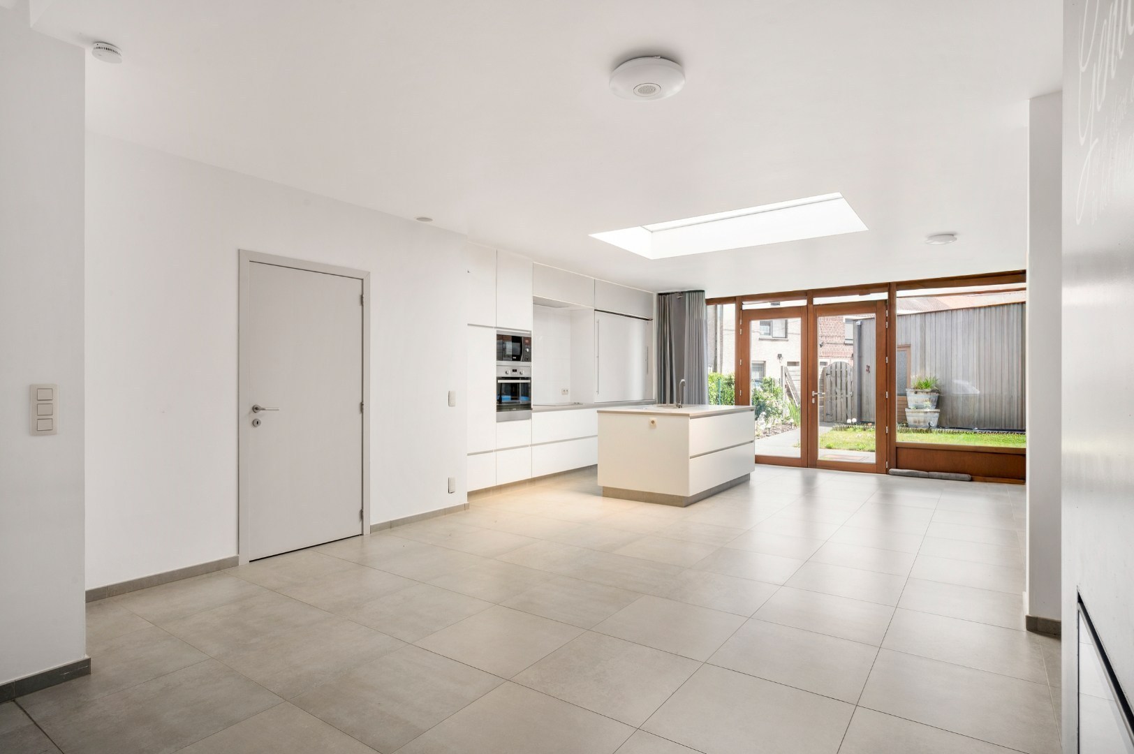 Kwalitatief gerenoveerde rijwoning met tuin, 3 slaapkamers en 2 badkamers op toplocatie in Menen - foto 5