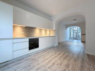 Het appartement is gelegen op het gelijkvloers van een kleinschalig appartementgebouw in een pas heraangelegde groene straat. Het werd zopas volledig gerenoveerd en is gelegen in een residentiële woonwijk vlakbij winkels, scholen, openbaar vervoer, etc.Het appartement kent de volgende indeling: - inkomhal- leefruimte op laminaat voorzien van authentieke elementen. De leefruimte geeft toegang tot de tuin- gezellige tuin van circa 30 m² : zorgt ongetwijfeld voor heel wat gezellige winteravonden en zomerse apero-momentjes! - prachtige open keuken voorzien van alle comfort; kookplaat, dampkap, vaatwasser, oven, ijskast en vriezer- in de inkomhal een apart toilet- slaapkamer van circa 11 m² op laminaatvloer- aansluitend aan de slaapkamer de badkamer met inloopdouche en enkel lavabomeubel- aansluitend aan de badkamer een aparte bergplaats met aansluiting wasmachine/droogkast Bijzonderheden: - EPC B- volledig vernieuwd- extra bergruimte in de kelder- aparte meters voor gas, water en elektriciteit- per direct beschikbaar- lage gemeenschappelijke kosten: 35 euro/maand- gemeenschappelijke fietsenbergingBen jij geïnteresseerd om dit appartement te huren? Aarzel dan niet om ons te contacteren. Het Dewaele vastgoedkantoor van Merksem aan de Lambrechtshoekenlaan 183 staat graag tot uw dienst.