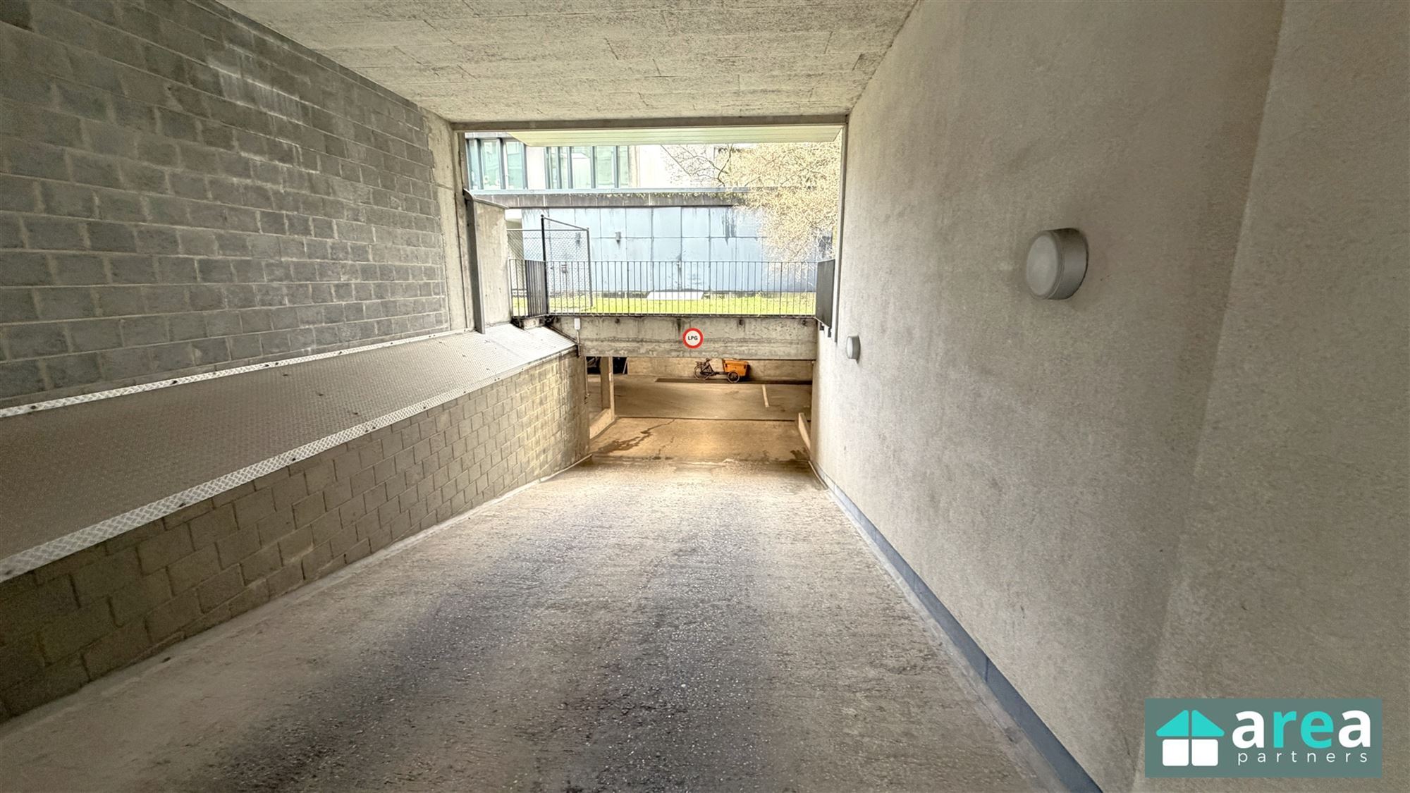 Unieke investering: 10 staanplaatsen in het hart van Antwerpen! - foto 2