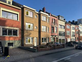 Deze ruime woning biedt tal van mogelijkheden voor wie op zoek is naar een woning die nog volledig naar eigen smaak gerenoveerd kan worden.Op het...