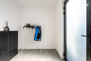 <p><span>In Heusden staat deze recent gerenoveerde villa met drie slaapkamers en een tuin. De woning is instapklaar en heeft een praktische indeling.</span></p>
<p><span>De ruime leefruimte krijgt veel licht door de grote ramen en kijkt uit op de tuin. De moderne keuken met kookeiland sluit aan op de leefruimte.</span></p>
<p><span>Verder zijn er drie slaapkamers, twee badkamers en twee toiletten. Eén van de badkamers heeft een ruime inloopdouche. De zolder is bereikbaar via een vaste trap en biedt extra mogelijkheden.</span></p>
<p><span>De tuin biedt plaats om buiten te eten of tot rust te komen. De woning beschikt ook over 18 zonnepanelen en een regenwaterput van 5.000 liter, aangesloten op onder meer de toiletten, de wasmachine en het buitenkraantje.</span></p>
<p><strong><span>Troeven:</span></strong></p>
<ul>
<li>
<p><span>Recent gerenoveerd en instapklaar</span></p>
</li>
<li>
<p><span>Ruime leefruimte met veel lichtinval</span></p>
</li>
<li>
<p><span>Moderne keuken met kookeiland</span></p>
</li>
<li>
<p><span>3 slaapkamers en 2 badkamers</span></p>
</li>
<li>
<p><span>Zolder met vaste trap</span></p>
</li>
<li>
<p><span>12 zonnepanelen</span></p>
</li>
<li>
<p><span>Tuin</span></p>
</li>
</ul>
<p><span>Meer info of een bezoek? Contacteer Top Vastgoed op 0475 700 700.</span></p>