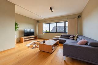 <br />HAALTERT - Rustig gelegen, ruim en lichtrijk duplex appartement <br /><br />Dankzij de centrale, maar toch rustige ligging geniet u van een vlotte bereikbaarheid naar winkels, scholen, openbaar vervoer en belangrijke invalswegen. <br /><br />Naar indeling toe beschikt deze topper over een inkomhal, een gastentoilet, een lichtrijke woonkamer, een volledig geïnstalleerde keuken en een berging.<br />Op de verdieping bevinden zich 2 zeer ruime slaapkamers, de badkamer, een tweede toilet en een dressing.<br />Aan de achterkant bevindt zich het terras.<br />Bovendien beschikt het appartement over een ruime garage, deze is bij aan te kopen voor € 25.000.<br /><br />Naar comfort toe beschikt het pand over vloerverwarming in woonkamer/keuken en radiatoren op de verdieping, dubbele beglazing, conforme elektrische installaties, regenwaterput 5000L voor de gemene delen<br /><br />Extra troeven: stijlvolle parketvloer, zeer kwalitatieve keukenafwerking met nieuwe vaatwasmachine, grootte van de slaapkamers ( 16 en 17m²), kleinschalige residentie, geen syndicus en beperkte gemeenschappelijke kosten (50€/maand)<br /><br />Bent u op zoek naar een ruim, instapklaar appartement met de allure van een woning? Aarzel niet en boek dan snel uw bezoek: 053/60.65.60<br /><br />De vermelde prijs is een richtprijs. Na ontvangst van de biedingen zal de verkoper beslissen of hij/zij de eigendom verkoopt aan het beste bod. De richtprijs is aldus niet bindend voor de verkoper.