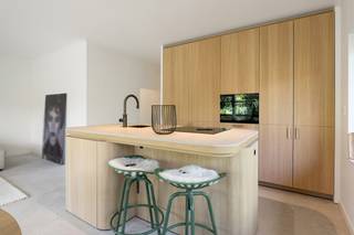 <strong>Knokke: Stijlvol gerenoveerd gelijkvloers appartement te koop met 3 slaapkamers en uniek zicht op het IJzerpark.</strong><br /><br />Op een uitstekende ligging in de Diksmuidestraat 38 te Knokke bevindt zich dit volledig gerenoveerde gelijkvloerse appartement, waar hoogwaardige afwerking, comfort en een uitzonderlijk groen uitzicht perfect samenkomen. Dankzij de centrale ligging bevinden winkels, restaurants, het strand en alle voorzieningen zich op wandelafstand, terwijl u thuis geniet van een oase van rust.<br /><br /><strong>Indeling: </strong><br />Inkomhal met inbouwkasten, gastentoilet, lichtrijke leefruimte met zicht op het Ijzerpark, comfortabele eethoek, open keuken, 2 volwaardige slaapkamers met inbouwkasten, 3de slaapkamer met ensuite douchekamer.<br /><br /><strong>Troeven: </strong>
<ul><li>Gerenoveerd met hoogwaardige materialen.</li><li>Lichtrijk. </li><li>Uniek en blijvend zicht op het IJzerpark.</li><li>Centrale ligging in Knokke op een paar min wandelen van Lichttorenplein, Vanbunnenplein, Kustlaan, Dumortierlaan.</li><li>Mogelijkheid om een inpandige parkeerplaats aan te kopen.</li></ul>
Meer informatie? Contacteer Ayita op 0496 13 43 12 of via ayita@eraservimo.be