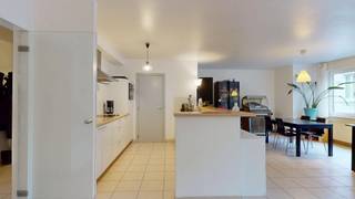 Ruim en bijzonder breed appartement met twee grote terrassen, ideaal voor wie houdt van licht en open ruimtes. Het appartement omvat twee...