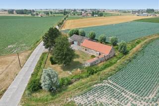 KIJKDAG ZATERDAG 08/08 VAN 10U TOT 12U! (graag vooraf inschrijven) Authentieke hoeve met bijgebouwen en prachtige verzichten in Houtem (Veurne)<br />Op zoek naar een uniek renovatie- of nieuwbouwproject op een uitzonderlijke locatie? Deze authentieke landelijke hoeve in het charmante Houtem, deelgemeente van Veurne, biedt een zeldzame kans voor liefhebbers van ruimte, rust en het landelijke leven. Een enorme troef is dat het eigendom reeds gekend is als zonevreemde woning.<br />De eigendom is volledig te renoveren of mits naleving van de geldende stedenbouwkundige voorschriften, de ideale locatie vormen voor een nieuwbouwproject. De aanwezige bijgebouwen bieden tal van mogelijkheden voor opslag, hobby's, dieren of een combinatie van wonen en werken. Wat deze eigendom echt bijzonder maakt, is de idyllische ligging. Omgeven door open velden geniet u hier elke dag van weidse verzichten, maximale rust en een prachtig uitzicht op het omliggende polderlandschap. Tegelijk bevindt u zich op slechts enkele minuten van Veurne, met een vlotte verbinding naar de kust, de E40 en Frankrijk. Bent u op zoek naar een eigendom waar u uw droomwoning kunt realiseren op een unieke locatie? Dan is deze hoeve absoluut een bezoek waard. Contacteer ons vandaag nog voor meer informatie of een bezichtiging