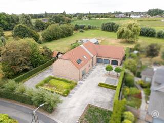 Vandaag nemen we je mee naar Puurs. In een rustige straat tussen de velden, doch in de nabijheid van alle belangrijke voorzieningen, vinden we deze volledig gerenoveerde, energiezuinige hoeve met industriële look terug.<br /><br />We betreden de woning via de ruime, lichtrijke inkomhal met vestiaire en gastentoilet. Wanneer we doorwandelen, komen we terecht in de imposante leefruimte met aansluitend de open keuken. Dankzij de hoge raampartijen geniet de leefruimte van bijzonder veel natuurlijk licht en heb je een prachtig uitzicht op de tuin en omliggende weilanden. Verder bevinden zich op het gelijkvloers twee ruime slaapkamers met aansluitend de eerste badkamer.<br /><br />Via de trap bereiken we de verdieping, waar de vide een indrukwekkende kijk geeft op de leefruimte. Hier vinden we een bureau en polyvalente ruimte terug, die je nog helemaal naar eigen wens kan inrichten. Verder op de gang bevinden zich nog eens twee ruime slaapkamers, een tweede badkamer, een apart toilet en een dressing.<br /><br />De absolute troef is de zuidwest gerichte tuin waar je heerlijk in het groen kan vertoeven. Genieten van een aperitief was nog nooit zo aangenaam.<br /><br />Aan parkeerruimte is er bovendien geen gebrek: er zijn drie garages en een grote oprit. <br /><br />De woning onderging in 2002 een totaalrenovatie en is uitgerust met zonnepanelen.<br /><br />De woning is gelegen in een RUP.<br /><br />Heb je interesse in deze prachtig gerenoveerde en energiezuinige hoeve?<br />Neem dan gerust contact op via julie@julimmo.be of 0473 51 31 45.