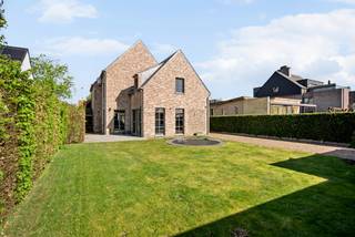 Deze prachtige open bebouwing uit 2008 verkeert in uitstekende staat van onderhoud en is volledig instapklaar. De woning is energiezuinig...