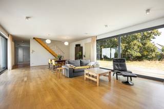 <strong>Moderne woning met 5 slaapkamers op een perceel van 1170 m², rustig gelegen in een doodlopende straat. Epc-label: C<br /><br />Ligging: </strong>achteraan in een doodlopende straat nabij het centrum<br /><br /><strong>Indeling:</strong> inkomhal, toilet, vestiaire, woonkamer, keuken, wasplaats, 5 slaapkamers, badkamer, garage, kelder, zolder<br /><br /><strong>Omschrijving:</strong> moderne woning (architect Paul Schellekens 1997) op een perceel van 1170 m², gelegen in de speelkaartenwijk, een rustige verkeersarme verkaveling nabij het centrum van Turnhout. De Jokerstraat en de achterliggende Azenstraat vallen op door de moderne architectuur van de woningen met een vlotte autovrije fietsverbinding naar de ring. De woning heeft een bewoonbare oppervlakte van +/- 280 m² en met 5 slaapkamers is deze woning ideaal voor grotere gezinnen. <br /><br />De woning heeft veel potentieel maar moet hier en daar worden opgefrist, denken we aan schilderwerk, opschuren parketvloeren, ...<br /><br /><strong>Benedenverdieping</strong> met inkomhal met vestiaire en toilet, gezellige woonkamer met open trap, voleiken parketvloeren en een inbouwhaard die de woonkamer scheidt van een bureau. Veel ingemaakt kastwerk en speakerbekabeling. Gesloten keuken met kastwerk en toestellen. Aansluitende wasplaats met toegang naar de kelder. De woning is volledig onderkelderd met tevens een aparte toegang voor fietsen. Inpandige garage met automatische poort. Nieuwe Cv op gas. Hier kunnen makkelijk 2 wagens achter elkaar staan. <br /><br />De <strong>bovenverdieping</strong> heeft een ouderslaapkamer en 4 kinderkamers allen met ingemaakte kasten. De badkamer, te vernieuwen, is voorzien van een ligbad, douche en een badkamermeubel. Via de badkamer een vaste trap naar de zolderberging. Een gedeelte hiervan zou kunnen dienen als speelkamer.<br /><br />Rondom de woning een grote tuin waar je de ganse dag kan genieten van zon en privacy.<br /><br /><strong>Epc-score:</strong> 254 kWh/m² (label C)<br /><br /><strong>Bijzondere informatieplicht:</strong> in aanvraag