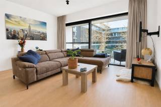 <p><span>BEL ETAGE WONING NABIJ DE LEIE</span></p><p><span>OPENDEUR 10 EN 11 JULI, BEL NU OM UW AFSPRAAK VAST TE LEGGEN</span></p><p><span> </span></p><p><span>Een bijzondere woonvorm op een bijzondere rustige locatie.<br />De Leie is er op enkele passen en zorgt voor een leuke sfeer en een vlotte verbinding naar het hart van de stad.<br />Gelegen in residentie 'VLASKAAI' kan deze woning uitpakken met een volledige zelfstandigheid met aparte privatieve inkom.<br />Een beperkte betrokkenheid in de gemeenschap zorgt voor slechts een beperkte syndickost. </span></p><p><span> </span></p><p><span>Het gebouw is nog vrij jong, is goed onderhouden en netjes aangekleed.<br />Heel veel licht en leuke terrassen zorgen er voor aangenaam woonplezier.</span></p><p><span> </span></p><p><span>Inkom met 2 grote bergingen en traphal die de leefruimte verbindt. <br />De leefruimte heeft voldoende ruimte in zich met zithoek, eethoek, keuken en aansluitend praktische berging.<br />Er zijn 2 mooie slaapkamers, een nette badkamer en een apart toilet.<br />Er is een terras vooraan (7m²) met lateraal leiezicht en een extra large woonterras (27m²) achteraan.</span></p><p><span> </span></p><p><span>Met afgesloten autostaanplaats.</span></p><p><span> </span></p><p><span>RECENT GEBOUW<br />OP ENKELE PASSEN VAN HET CENTRUM<br />ZEER GOED EPC<br />VLOERVERWARMING<br />ZALIG TERRAS</span></p><p><span> </span></p><p><span>Aantrekkelijke prijs dankzij erfpacht voor lange duur. <br />Wij bezorgen u graag alle informatie over de voorwaarden en de jaarlijkse canon.</span></p><p><span> </span></p>