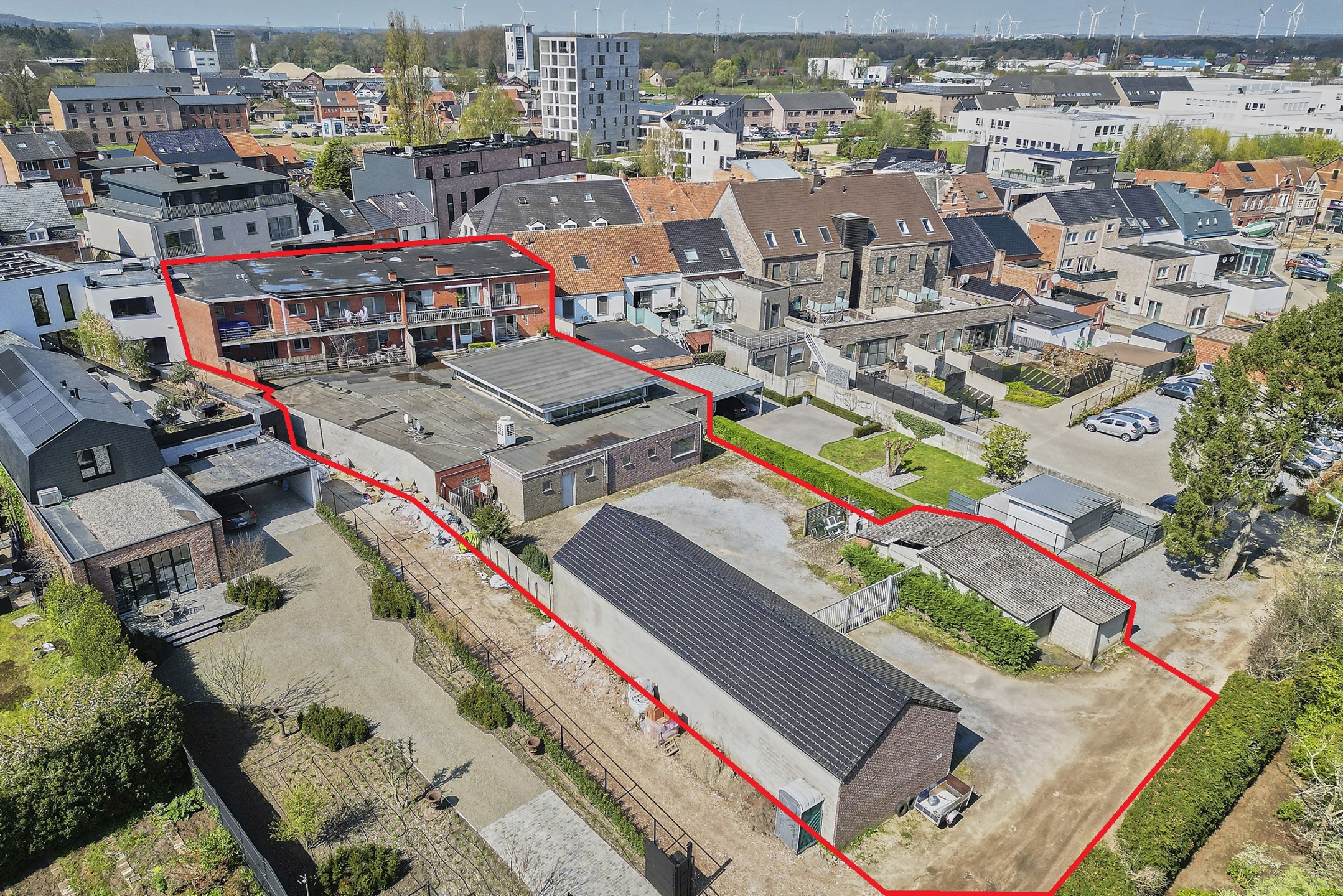 Handelsgelijkvloers met 6 bovenliggende appartementen - foto 3