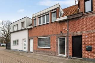 Deze te renoveren woning is gelegen in het gezellige grensdorpje Putte in een bijzonder fijne buurt. Hoewel het huis vlakbij het centrum ligt...