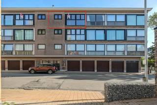 Prachtig gerenoveerde studio te koop in het centrum van Middelkerke vlakbij het park. De studio bevindt zich op de derde verdieping van de residentie "Algarve", Koninginnelaan 31b en is zeer centraal gelegen in de directe omgeving van winkels, het park, de Zeedijk, openbaar vervoer en het casino.<br /><br />Indeling: <br />- inkomhall <br />- leefruimte (19m²)<br />- ingerichte keuken voorzien van o.a. frigo met vriesvak, oven en dampkap<br />- badkamer met douche, lavabo meubel en spiegelkast en toilet<br /><br />Pluspunten: <br />- dakisolatie conform <br />- nieuwe lift<br />- gemeenschappelijke fietsenberging<br />- nieuwe pvc ramen<br />- Zuid-West georiënteerd<br />- op wandelafstand van zeedijk en winkels<br />- uitzicht op het park<br />- vlakbij openbare parking<br />- conform elektriciteitsattest<br /><br />Bent u op zoek naar een centraal gelegen gerenoveerde studio te koop te Middelkerke? Aarzel niet en leg vandaag nog uw bezoek vast! <br /><br />Bestuursmaatregelen in het maatregelenregister: nee<br /><br />Deze AI-visualisaties zijn bedoeld als inspiratie. Er werd geen rekening gehouden met technische specificaties, stedenbouwkundige voorschriften of de concrete mogelijkheden tot realisatie.