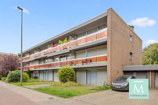 <p><span>Ruim appartement met 2 slaapkamers en garage in Merksem</span></p><p><span>Bent u op zoek naar een ruim appartement met 2 slaapkamers net buiten Antwerpen? Dan mag u de zoektocht stopzetten!</span></p><p><span>Dit appartement bevindt zich op de eerste verdieping van een kleinschalig gebouw, waardoor u weinig gemeenschappelijke kosten betaalt. </span></p><p><span>U komt het appartement binnen, via de gepantserde deur, in de inkomhal met ingebouwde vestiaire. Links van de inkom bevindt zich de grote leef- en eetkamer. Vanuit deze ruimte geraakt u op het groot balkon die zich over de hele breedte van het appartement uitstrekt (6,50 m). Het balkon is gericht naar het zuidwesten, waardoor u een hele dag lang van het zonlicht geniet er is ook een zonneluifel aanwezig.</span></p><p><span>De keuken is ingebouwd met een vaatwasmachine, oven en kookvuur op gas. Vanuit de keuken kan u uw gasten in de eetkamer bedienen via de open bar. Achteraan de keuken is er nog een extra berging waar u een diepvries en wasmachine kan aansluiten.</span></p><p><span>Op het einde van de gang bevinden zich de twee slaapkamers die uitkijken op het kasteel van Groenendael. Daarnaast is er nog een apart toilet en een mooie badkamer met douche.</span></p><p><span>Alle ramen zijn voorzien van elektrische rolluiken.</span></p><p><span>Indien u een wagen heeft, kan u die gemakkelijk kwijt in de garagebox met afstandsbediening (verplicht bij te kopen voor 25000 euro)</span></p><p><span>Dit appartement bevindt zich op een ideale locatie net buiten de ring van Antwerpen. Via tram 6 (halte Merskem Lambrechtshoeken) geraakt u op slechts 15min in het centraal station.</span></p><p><span>Wilt u graag eens een bezoekje brengen? Contacteer ons dan snel via 015/20.20.82 of <span>info@demakelaardij.be</span></span><span> !</span></p>