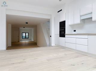 <p><span>Beautifully Renovated Townhouse with 5 Bedrooms, 2 Bathrooms, and Garden in the Heart of Geraardsbergen</span></p><p><span>Located in the center of Geraardsbergen, this elegant and fully renovated townhouse perfectly blends authentic character with modern comfort. The property offers no less than five spacious bedrooms and two fully equipped bathrooms ideal for large families or those in need of extra space for a home office or hobby room.</span></p><p><span>The ground floor features an entrance hall, guest toilet, a spacious and bright living area with a modern open kitchen equipped with all appliances. The kitchen provides access to a pleasant terrace and a city garden.</span></p><p><span>On the first floor, youll find a night hall, a large bedroom, a bathroom with double sink, shower, and bathtub, a separate toilet, and a laundry room.</span></p><p><span>The second floor includes another night hall and two bedrooms one with a storage/dressing area and a second bathroom with sink, shower, and toilet.</span></p><p><span>The attic has been converted into two additional bedrooms.</span></p><p><span>Energy label A! Central heating on gas and compliant electricity installation!</span></p><p><span>This unique property combines the charm of a classic townhouse with contemporary living comfort, within walking distance of shops, schools, public transport, and other amenities.</span></p><p><span>Definitely worth a visit!</span></p><p><span>Please respond via the listing. We will contact you to schedule an appointment.</span></p>