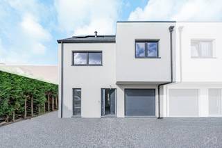 We Invest Centre Hainaut vous présente en exclusivité trois superbes maisons neuves, idéalement situées au cœur d’un quartier prisé, à...