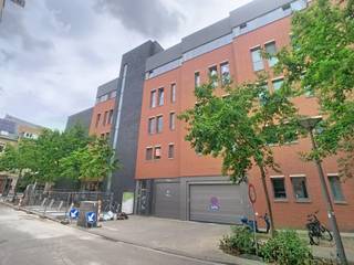 <p>Dit bemeubeld appartement met 1 slaapkamer in Leuven bevindt zich in de Sint-Barbarastraat, op een topligging vlak bij de Oude Markt, Grote Markt en het historische centrum. Hier woon je midden in de levendige Leuvense binnenstad, met winkels, horeca en cultuur op wandelafstand, terwijl je in het gebouw ook aangename rust vindt.</p><p>Bij het binnenkomen beschikt het appartement over een praktische leefruimte met open, uitgeruste keuken. De open indeling zorgt voor een aangenaam geheel waarin koken, eten en ontspannen mooi samenkomen. Het appartement wordt bemeubeld aangeboden, waardoor je meteen kunt genieten van een comfortabele en verzorgde woonomgeving.</p><p>Verder beschikt de woning over 1 slaapkamer en een badkamer met douche. De ruimtes zijn praktisch ingericht en vormen samen een aangename thuisbasis voor wie centraal in Leuven wil wonen.</p><p>Een belangrijke troef is de ondergrondse autostaanplaats (verplicht bij te nemen, €100/maand). Daarnaast is er in de ondergrondse verdiepingen een fietsenberging. Zo is er ook voldoende praktische bergruimte voor fietsen, persoonlijke spullen en dagelijkse benodigdheden.</p><p>Een bijzonder aangename extra is de prachtige gemeenschappelijke binnentuin van het gebouw. Deze groene en rustige buitenruimte vormt een mooi contrast met de levendige stad en biedt een fijne plek om even tot rust te komen.</p><p>Ook de ligging maakt dit appartement bijzonder interessant. Vanuit de Sint-Barbarastraat bereik je vlot de Oude Markt, de Grote Markt en het historische centrum van Leuven. Je woont hier op wandelafstand van het stadsleven en alles wat Leuven te bieden heeft, terwijl voorzieningen en ontspanning steeds dichtbij zijn.</p><p>Dit appartement met 1 slaapkamer, autostaanplaats, fietsenberging, kelderberging en gemeenschappelijke binnentuin biedt een mooie combinatie van comfort, praktische voorzieningen en een centrale ligging in Leuven. Kom zelf de sfeer en mogelijkheden van deze stadswoning ontdekken. Plan nu je bezoek via www.living-stone.be!</p>