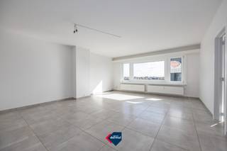 Découvrez ce magnifique appartement de deux chambres récemment rénové, situé au quatrième étage de la Résidence Aline. Avec une surface généreuse de 110 m², ce paradis de l'habitat offre beaucoup d'espace et de confort. Vous profiterez d'un salon spacieux et lumineux où vous pourrez vous détendre. Vous disposez également d'un local à vélos et d'une cave, idéaux pour un rangement supplémentaire. Avec son excellent rapport qualité/prix, c'est l'occasion rêvée d'acquérir votre nouvelle maison ! N'attendez pas plus longtemps et prenez rendez-vous pour une visite bientôt. C'est l'opportunité que vous attendiez !<br /><br />