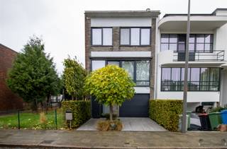Gerenoveerde bel-étage met 3 slaapkamers op 165 m². Deze charmante en goed onderhouden woning met tuin, overdekt terras en inpandige garage is...