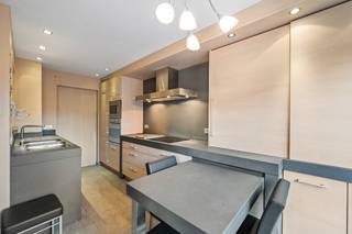 Zonnebeke. Half-open polyvalent ruim gebouw / handelshuis met apart magazijn van +/- 170m2 en  3-5 slaapkamers en apart kantoor / hobby...