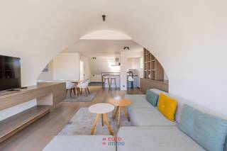 Bienvenue dans ce superbe appartement de trois chambres, situé sur l'Elisalaan, dans la charmante ville de Nieuwpoort. Ce bien construit en 2004, prêt à emménager, offre un mélange parfait de confort et de style, avec un agencement bien pensé qui tire le meilleur parti de l'espace et de la lumière. Le spacieux salon constitue le cœur de l'appartement et offre un cadre idéal pour se détendre et passer du temps ensemble. L'appartement dispose en outre d'une cuisine moderne, de trois chambres et de deux salles de bains aménagées avec goût, qui, ensemble, élèvent le confort de vie à un niveau supérieur.<br /><br />Situé dans un quartier calme mais central de notre station balnéaire animée, à seulement 60 m de la digue et de la plage de sable, cet appartement invite à un art de vivre alliant confort et plaisir. Ne manquez pas cette occasion unique de devenir propriétaire de ce bien haut de gamme au cœur de la magnifique station balnéaire de Nieuwpoort. Le mobilier n’est pas inclus.<br /><br />Certificat de performance énergétique (CPE) : 370 (label D).<br />
