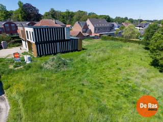 EREMBODEGEM - Bouwgrond, geschikt voor halfopen bebouwing, in een uiterst rustige straat op een perceel van 4a67ca (lot 3 op het verkavelingsplan).<br /><br />Dit perceel bouwgrond heeft een straatbreedte van circa 11m en een diepte van circa 42m wat het mogelijk maakt een halfopen bebouwing te realiseren met een bouwdiepte van maximum 15m op het gelijkvloers en 12m op het verdiep. De maximum bouwbreedte bedraagt 7,5m.<br /><br />De ligging van deze grond is bijzonder aantrekkelijk met scholen, banken, en supermarkten in de directe omgeving. Daarnaast geniet deze woning van een heel goede bereikbaarheid door het openbaar vervoer, station, belangrijke invalswegen en de E40.<br /><br />Kortom, deze unieke aanbieding biedt de perfecte kans om jouw ideale thuis te creëren op een uitstekende locatie. Voor meer info of inzicht in de bouwvoorschriften: 053/60.65.60