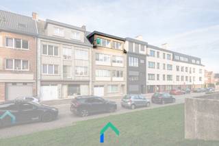 AlgemeenVlakbij het station van Zottegem vinden we dit lichtrijk appartement terug gelegen in een kleinschalig gebouw met 4 entiteiten.Het...