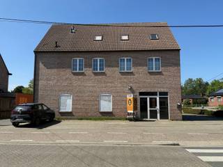 Handelsruimte met 2 appartementen en ruime parkeergelegenheid.Dit veelzijdige eigendom omvat een handelsruimte op het gelijkvloers met daarboven twee...