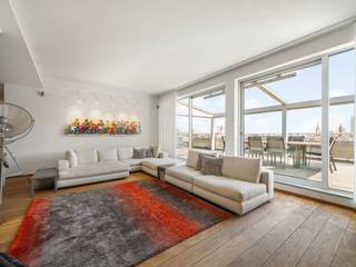 <p>Op de volledige achtste verdieping, in het hart van Oostende, bevindt zich dit architecturaal uitgewerkte penthouse van circa 225 m². Royale ruimtes, een hoogwaardige afwerking en een open uitzicht over de stad geven het appartement het karakter van een volwaardige woning - maar dan in de lucht.</p>
<p>Het zonnige terras strekt zich uit over een oppervlakte van maar liefst 90 m² en biedt een weids uitzicht over Oostende. Dankzij de Renson-constructie kan een gedeelte volledig of gedeeltelijk worden afgesloten. Zo zit u beschut tegen de wind, zonder het zicht te verliezen, en geniet u van de buitenruimte bij uiteenlopende weersomstandigheden. Aan de achterzijde bevinden zich nog twee bijkomende terrassen.</p>
<p>Binnen bepalen licht, ruimte en maatwerk de sfeer. De grote raampartijen brengen overvloedig daglicht binnen en versterken het open gevoel. De bijzonder ruime leefruimte biedt moeiteloos plaats aan een salon, eetkamer en afzonderlijke bureauhoek. De open keuken met kookeiland en kwalitatieve toestellen sluit hier naadloos op aan.</p>
<p>Doorheen het appartement vormen de parketvloeren, indirecte verlichting en talrijke ingebouwde kasten een verzorgd en samenhangend geheel. Het maatwerk is niet alleen esthetisch sterk, maar zorgt ook voor uitzonderlijk veel praktische bergruimte.</p>
<p>De master bedroom beschikt over een eigen dressing, een luxueuze badkamer met ligbad en inloopdouche en rechtstreekse toegang tot het terras. Daarnaast zijn er nog twee volwaardige slaapkamers en een tweede badkamer. Vloerverwarming en de aanwezige voorziening voor airconditioning vervolledigen het wooncomfort.</p>
<p>De ligging combineert openheid en privacy met alle voordelen van het stadscentrum. Het Casino-Kursaal, de Zeedijk, winkels, restaurants en culturele voorzieningen bevinden zich op wandelafstand. Er is eveneens de mogelijkheid om parkeerplaatsen afzonderlijk aan te kopen.</p>
<p><strong>Troeven van dit appartement:</strong></p>
<ul>
<li>
<p>De volledige achtste verdieping met circa 225 m² woonoppervlakte</p>
</li>
<li>
<p>Zonnig terras van 22 meter met open zicht over Oostende</p>
</li>
<li>
<p>Afsluitbare Renson-constructie voor beschut buitenleven</p>
</li>
<li>
<p>Architecturale inrichting met doorgedreven maatwerk</p>
</li>
<li>
<p>Drie volwaardige slaapkamers en twee badkamers</p>
</li>
<li>
<p>Centrale ligging vlak bij het Casino-Kursaal en de Zeedijk</p>
</li>
</ul>